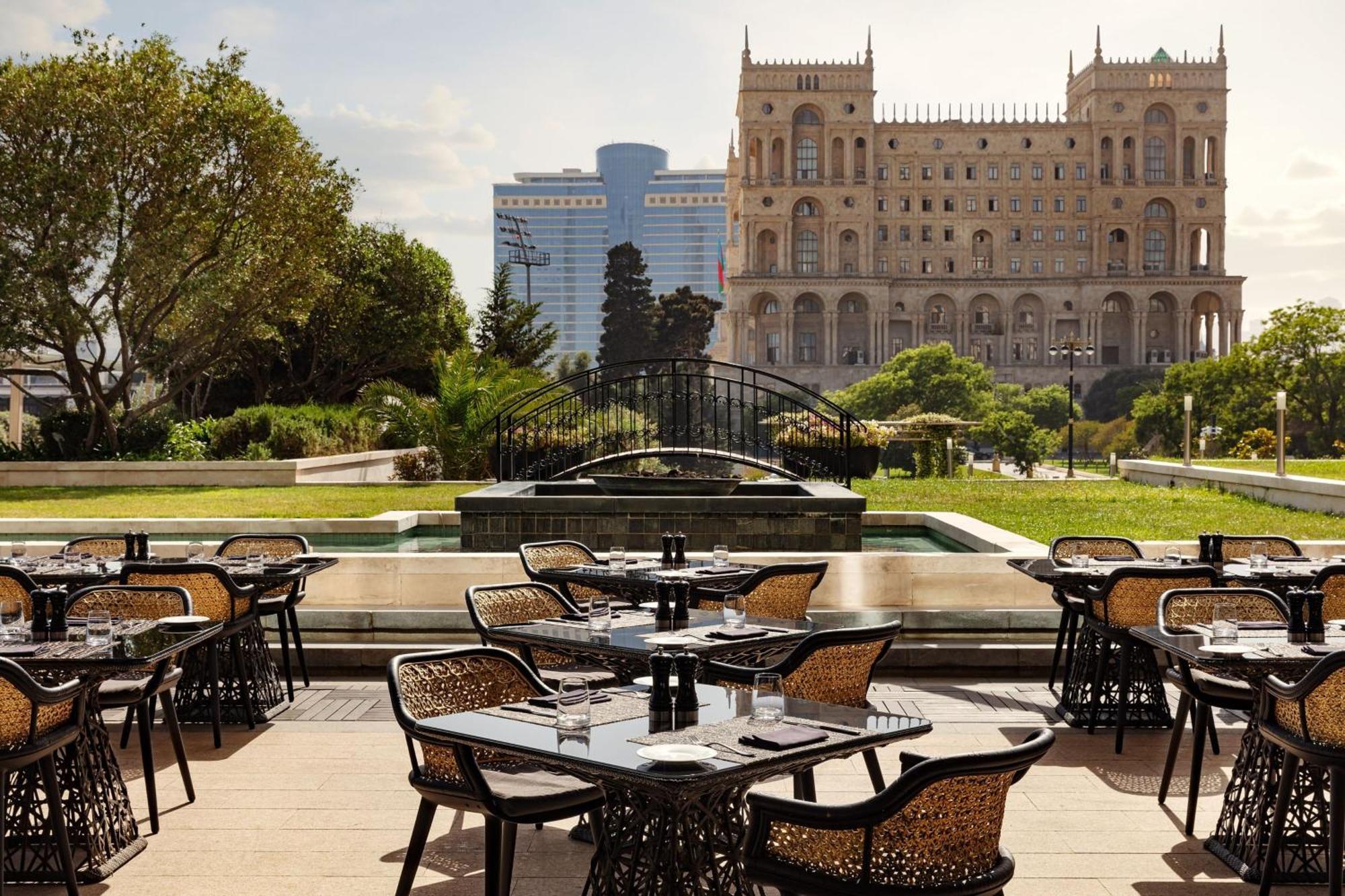 Jw Marriott Absheron Baku Hotel Exterior foto The hotel's outdoor restaurant