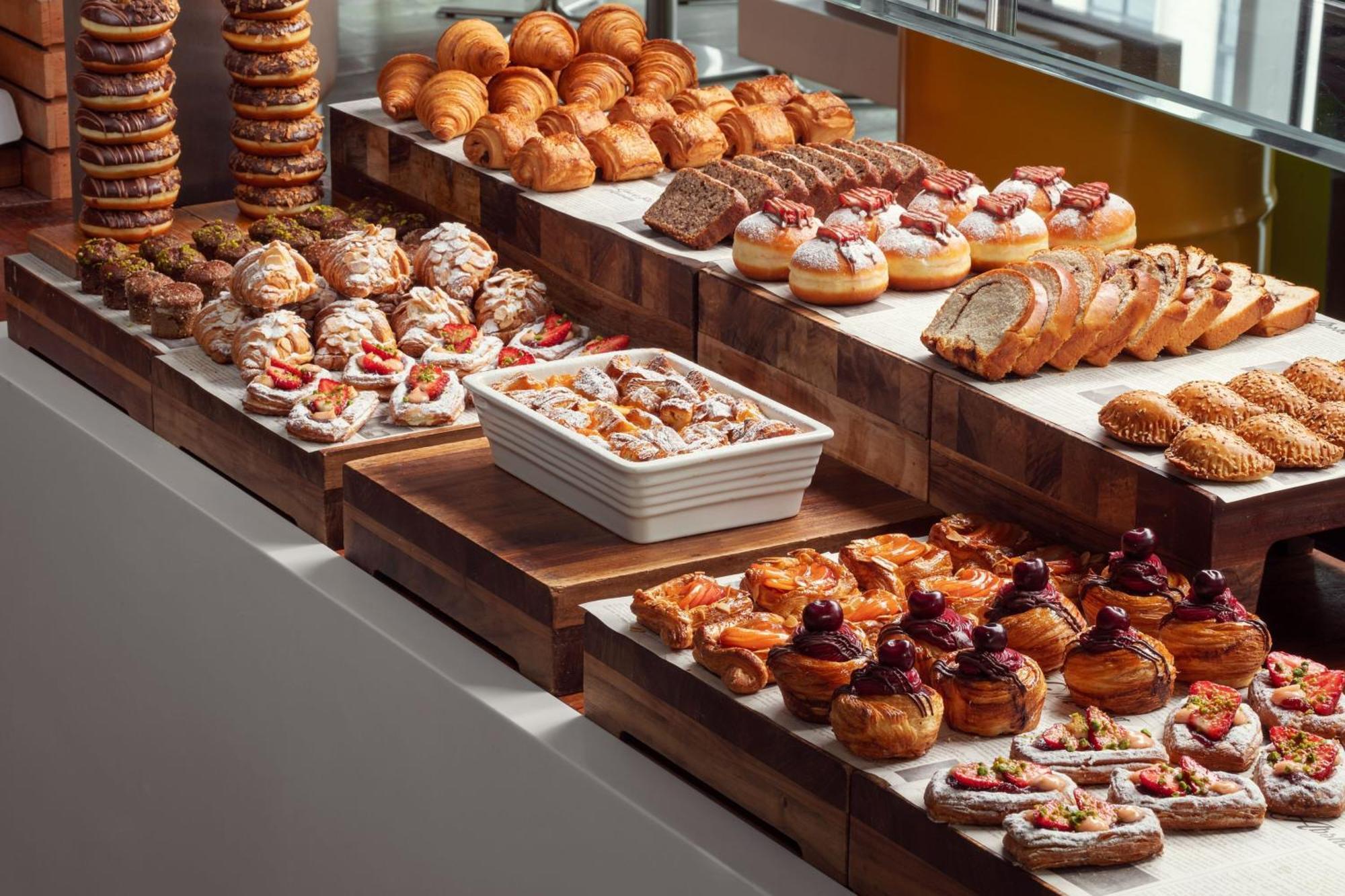 Jw Marriott Absheron Baku Hotel Exterior foto A pastry display